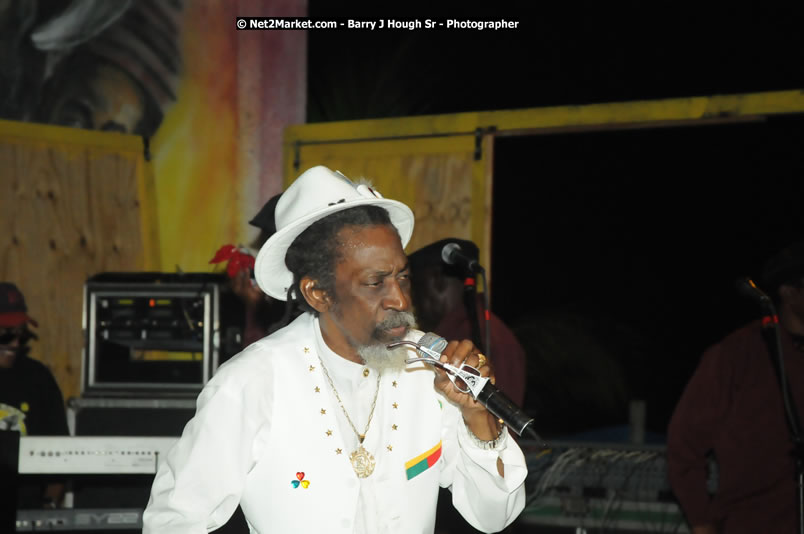 Bunny Wailer & King Yellowman at Bourbon Beach - Monday, February 25, 2008 - Bourbin Beach Restaurant, Bar, Oceanfront Accommodatioins, Live Reggae Music & Disco, Norman Manley Boulevard, Negril, Westmoreland, Jamaica W.I. - Photographs by Net2Market.com - Barry J. Hough Sr, Photographer - Negril Travel Guide, Negril Jamaica WI - http://www.negriltravelguide.com - info@negriltravelguide.com...!