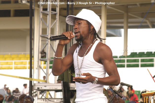 Jah Cure - Cure Fest 2007 - Longing For Concert at Trelawny Multi Purpose Stadium, Trelawny, Jamaica - Sunday, October 14, 2007 - Cure Fest 2007 October 12th-14th, 2007 Presented by Danger Promotions, Iyah Cure Promotions, and Brass Gate Promotions - Alison Young, Publicist - Photographs by Net2Market.com - Barry J. Hough Sr, Photographer - Negril Travel Guide, Negril Jamaica WI - http://www.negriltravelguide.com - info@negriltravelguide.com...!