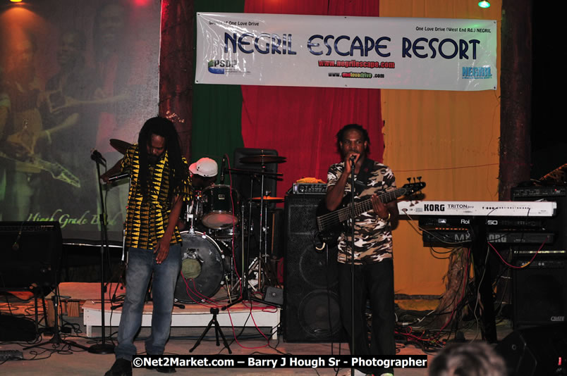 Beenie Man - Live in Concert, plus Hiyah Grade Band @ The Sunset Show @ Negril Escape Resort and Spa, Tuesday, February 3, 2009 - Live Reggae Music at Negril Escape - Tuesday Nights 6:00PM to 10:00 PM - One Love Drive, West End, Negril, Westmoreland, Jamaica W.I. - Photographs by Net2Market.com - Barry J. Hough Sr, Photographer/Photojournalist - The Negril Travel Guide - Negril's and Jamaica's Number One Concert Photography Web Site with over 40,000 Jamaican Concert photographs Published -  Negril Travel Guide, Negril Jamaica WI - http://www.negriltravelguide.com - info@negriltravelguide.com...!