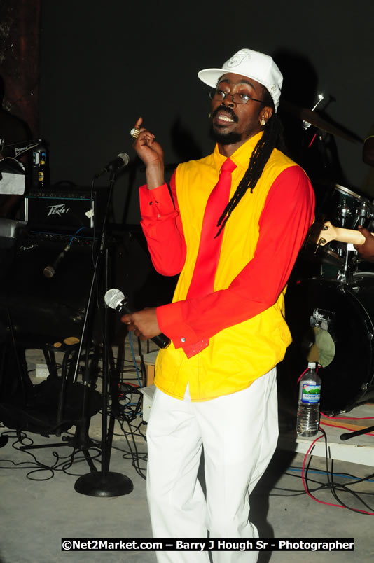 Beenie Man - Live in Concert, plus Hiyah Grade Band @ The Sunset Show @ Negril Escape Resort and Spa, Tuesday, February 3, 2009 - Live Reggae Music at Negril Escape - Tuesday Nights 6:00PM to 10:00 PM - One Love Drive, West End, Negril, Westmoreland, Jamaica W.I. - Photographs by Net2Market.com - Barry J. Hough Sr, Photographer/Photojournalist - The Negril Travel Guide - Negril's and Jamaica's Number One Concert Photography Web Site with over 40,000 Jamaican Concert photographs Published -  Negril Travel Guide, Negril Jamaica WI - http://www.negriltravelguide.com - info@negriltravelguide.com...!