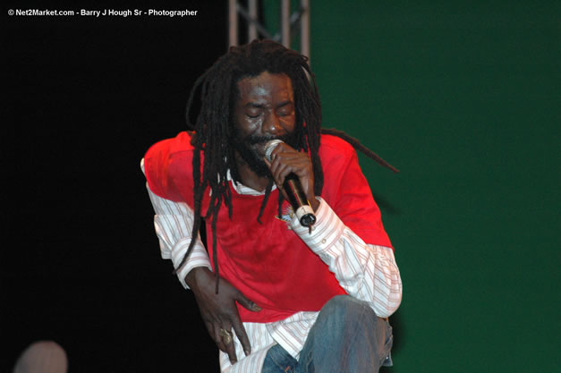 Buju Banton @ Tru-Juice Rebel Salute 2007 - Saturday, January 13, 2007, Port Kaiser Sports Club, St. Elizabeth - Negril Travel Guide, Negril Jamaica WI - http://www.negriltravelguide.com - info@negriltravelguide.com...!