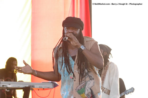 Tony Rebel Closing Tru-Juice Rebel Salute 2007 - Saturday, January 13, 2007, Port Kaiser Sports Club, St. Elizabeth - Negril Travel Guide, Negril Jamaica WI - http://www.negriltravelguide.com - info@negriltravelguide.com...!