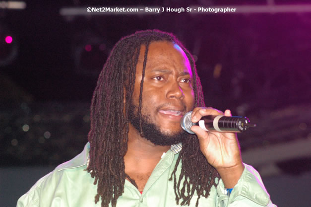 Dwayne Stephenson - Red Stripe Reggae Sumfest 2007 - Zenith - Saturday, July 21, 2007 - Catherine Hall, Montego Bay, St James, Jamaica W.I. - Negril Travel Guide, Negril Jamaica WI - http://www.negriltravelguide.com - info@negriltravelguide.com...!