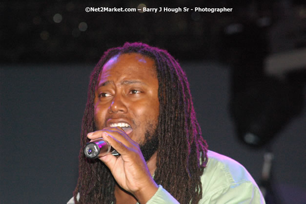 Dwayne Stephenson - Red Stripe Reggae Sumfest 2007 - Zenith - Saturday, July 21, 2007 - Catherine Hall, Montego Bay, St James, Jamaica W.I. - Negril Travel Guide, Negril Jamaica WI - http://www.negriltravelguide.com - info@negriltravelguide.com...!