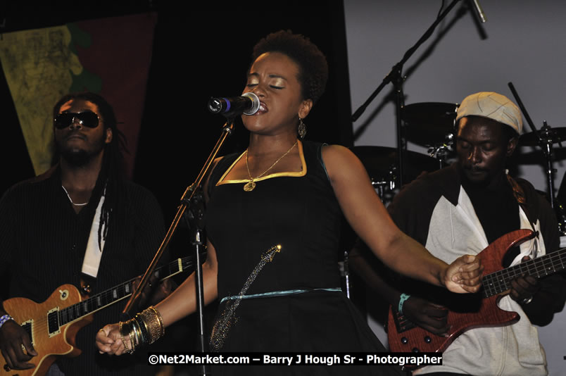 Etana @ Red Stripe Reggae Sumfest 2008 International Night 2, Catherine Hall, Montego Bay - Saturday, July 19, 2008 - Reggae Sumfest 2008 July 13 - July 19, 2008 - Photographs by Net2Market.com - Barry J. Hough Sr. Photojournalist/Photograper - Photographs taken with a Nikon D300 - Negril Travel Guide, Negril Jamaica WI - http://www.negriltravelguide.com - info@negriltravelguide.com...!