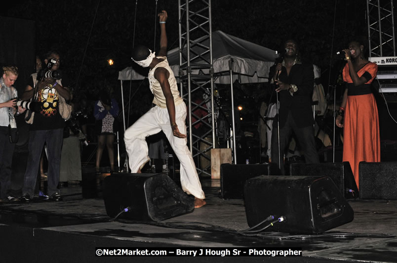 Etana @ Red Stripe Reggae Sumfest 2008 International Night 2, Catherine Hall, Montego Bay - Saturday, July 19, 2008 - Reggae Sumfest 2008 July 13 - July 19, 2008 - Photographs by Net2Market.com - Barry J. Hough Sr. Photojournalist/Photograper - Photographs taken with a Nikon D300 - Negril Travel Guide, Negril Jamaica WI - http://www.negriltravelguide.com - info@negriltravelguide.com...!