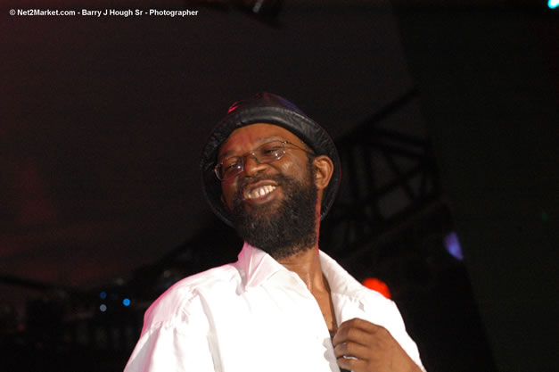 Beres Hammond - Red Stripe Reggae Sumfest 2006 - The Summit - Jamaica's Greatest, The World's Best - Saturday, July 22, 2006 - Montego Bay, Jamaica - Negril Travel Guide, Negril Jamaica WI - http://www.negriltravelguide.com - info@negriltravelguide.com...!