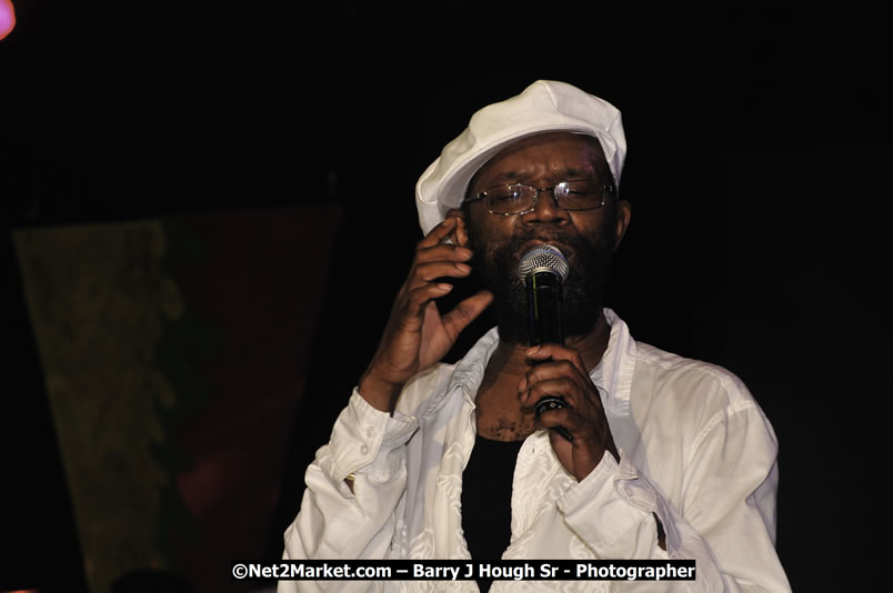 Beres Hammond @ Reggae Sumfest 2008 International Night 2, Catherine Hall, Montego Bay - Saturday, July 19, 2008 - Reggae Sumfest 2008 July 13 - July 19, 2008 - Photographs by Net2Market.com - Barry J. Hough Sr. Photojournalist/Photograper - Photographs taken with a Nikon D300 - Negril Travel Guide, Negril Jamaica WI - http://www.negriltravelguide.com - info@negriltravelguide.com...!