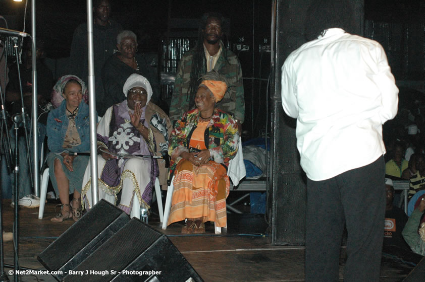 Wayne Marshall - Smile Jamaica, Nine Miles, St Anns, Jamaica - Saturday, February 10, 2007 - The Smile Jamaica Concert, a symbolic homecoming in Bob Marley's birthplace of Nine Miles - Negril Travel Guide, Negril Jamaica WI - http://www.negriltravelguide.com - info@negriltravelguide.com...!