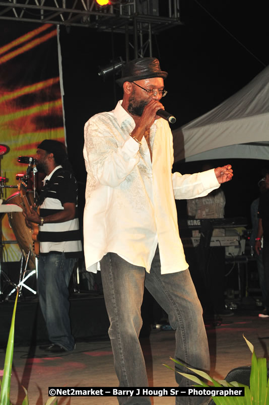 Beres Hammond @ Unite The People An International Reggae Fest, Featuring: Beres Hammond, Coco T, Queen Ifrica, Khalil, Cameal Davis, Iley Dread, Rochelle, Geoffrey Star, Ras Penco, Kool DeLoy, Otis Gayle, J.McKay, Tiney Winey, Venue at Norman Manley Boulevard, Negril, Westmoreland, Jamaica - Saturday, April 4, 2009 - Photographs by Net2Market.com - Barry J. Hough Sr, Photographer/Photojournalist - Negril Travel Guide, Negril Jamaica WI - http://www.negriltravelguide.com - info@negriltravelguide.com...!