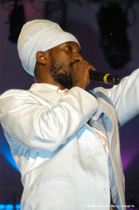 Sizzla - Red Stripe Reggae Sumfest 2005 - Dancehall Night - July 21th, 2005 - Negril Travel Guide, Negril Jamaica WI - http://www.negriltravelguide.com - info@negriltravelguide.com...!