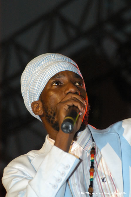 Sizzla - Red Stripe Reggae Sumfest 2005 - Dancehall Night - July 21th, 2005 - Negril Travel Guide, Negril Jamaica WI - http://www.negriltravelguide.com - info@negriltravelguide.com...!