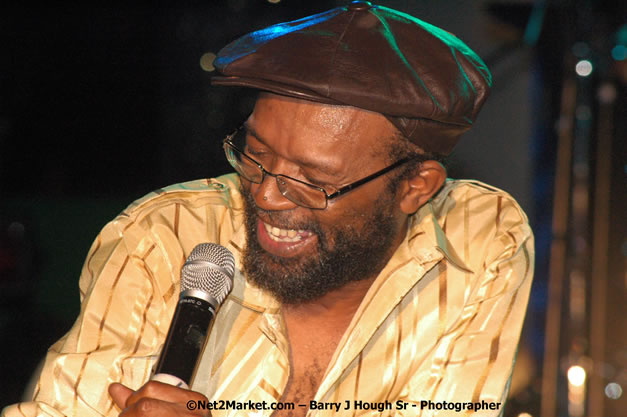 Beres Hammond - Red Stripe Reggae Sumfest 2007 - Zenith - Saturday, July 21, 2007 - Catherine Hall, Montego Bay, St James, Jamaica W.I. - Negril Travel Guide, Negril Jamaica WI - http://www.negriltravelguide.com - info@negriltravelguide.com...!