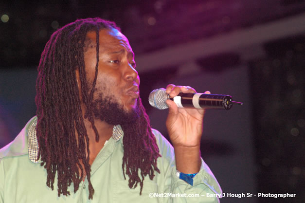 Dwayne Stephenson - Red Stripe Reggae Sumfest 2007 - Zenith - Saturday, July 21, 2007 - Catherine Hall, Montego Bay, St James, Jamaica W.I. - Negril Travel Guide, Negril Jamaica WI - http://www.negriltravelguide.com - info@negriltravelguide.com...!