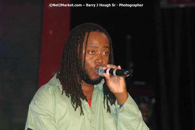 Dwayne Stephenson - Red Stripe Reggae Sumfest 2007 - Zenith - Saturday, July 21, 2007 - Catherine Hall, Montego Bay, St James, Jamaica W.I. - Negril Travel Guide, Negril Jamaica WI - http://www.negriltravelguide.com - info@negriltravelguide.com...!