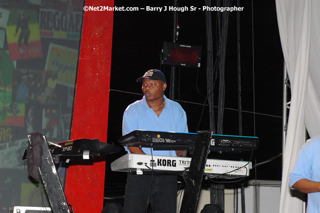 Lloyd Parks & We The People Band - Red Stripe Reggae Sumfest 2007 - Zenith - Saturday, July 21, 2007 - Catherine Hall, Montego Bay, St James, Jamaica W.I. - Negril Travel Guide, Negril Jamaica WI - http://www.negriltravelguide.com - info@negriltravelguide.com...!