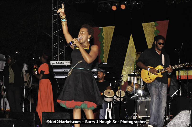 Etana @ Red Stripe Reggae Sumfest 2008 International Night 2, Catherine Hall, Montego Bay - Saturday, July 19, 2008 - Reggae Sumfest 2008 July 13 - July 19, 2008 - Photographs by Net2Market.com - Barry J. Hough Sr. Photojournalist/Photograper - Photographs taken with a Nikon D300 - Negril Travel Guide, Negril Jamaica WI - http://www.negriltravelguide.com - info@negriltravelguide.com...!