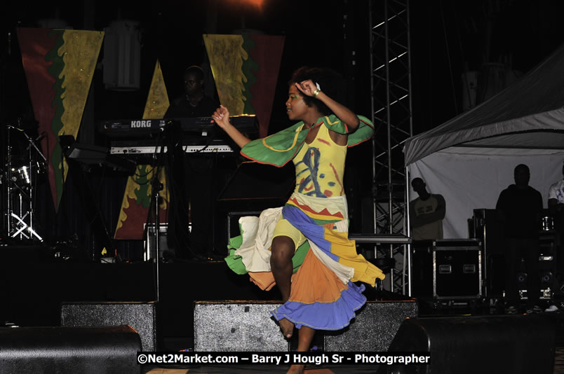 Etana @ Red Stripe Reggae Sumfest 2008 International Night 2, Catherine Hall, Montego Bay - Saturday, July 19, 2008 - Reggae Sumfest 2008 July 13 - July 19, 2008 - Photographs by Net2Market.com - Barry J. Hough Sr. Photojournalist/Photograper - Photographs taken with a Nikon D300 - Negril Travel Guide, Negril Jamaica WI - http://www.negriltravelguide.com - info@negriltravelguide.com...!