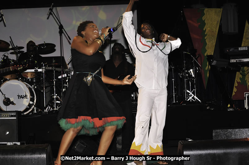 Etana @ Red Stripe Reggae Sumfest 2008 International Night 2, Catherine Hall, Montego Bay - Saturday, July 19, 2008 - Reggae Sumfest 2008 July 13 - July 19, 2008 - Photographs by Net2Market.com - Barry J. Hough Sr. Photojournalist/Photograper - Photographs taken with a Nikon D300 - Negril Travel Guide, Negril Jamaica WI - http://www.negriltravelguide.com - info@negriltravelguide.com...!