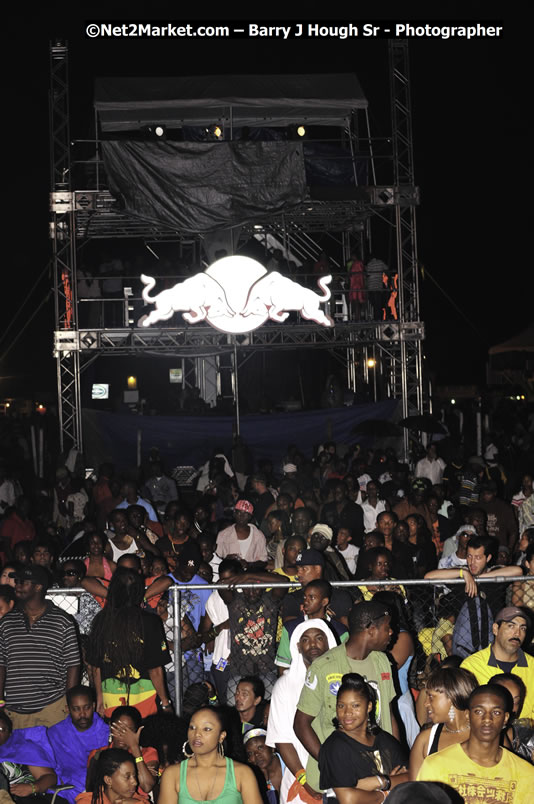 T - Pain @ Red Stripe Reggae Sumfest 2008 International Night 2, Catherine Hall, Montego Bay - Saturday, July 19, 2008 - Reggae Sumfest 2008 July 13 - July 19, 2008 - Photographs by Net2Market.com - Barry J. Hough Sr. Photojournalist/Photograper - Photographs taken with a Nikon D300 - Negril Travel Guide, Negril Jamaica WI - http://www.negriltravelguide.com - info@negriltravelguide.com...!