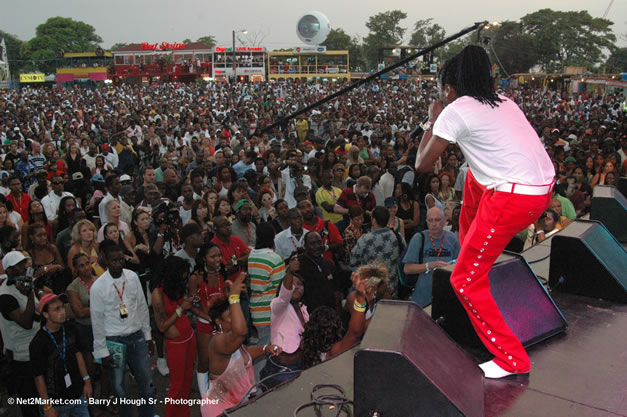 Beenie Man - Red Stripe Reggae Sumfest 2006 - Stormfront - The Blazing Dance Hall Night - Thursday, July 20, 2006 - Catherine Hall Venue - Montego Bay, Jamaica - Negril Travel Guide, Negril Jamaica WI - http://www.negriltravelguide.com - info@negriltravelguide.com...!