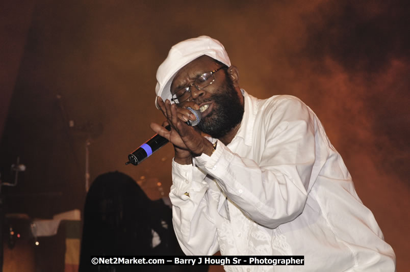 Beres Hammond @ Reggae Sumfest 2008 International Night 2, Catherine Hall, Montego Bay - Saturday, July 19, 2008 - Reggae Sumfest 2008 July 13 - July 19, 2008 - Photographs by Net2Market.com - Barry J. Hough Sr. Photojournalist/Photograper - Photographs taken with a Nikon D300 - Negril Travel Guide, Negril Jamaica WI - http://www.negriltravelguide.com - info@negriltravelguide.com...!