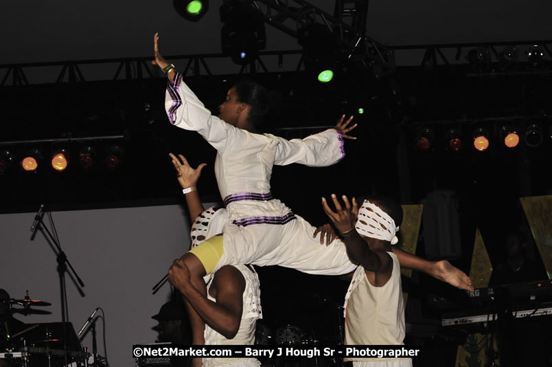 Etana @ Reggae Sumfest 2008 International Night 2, Catherine Hall, Montego Bay - Saturday, July 19, 2008 - Reggae Sumfest 2008 July 13 - July 19, 2008 - Photographs by Net2Market.com - Barry J. Hough Sr. Photojournalist/Photograper - Photographs taken with a Nikon D300 - Negril Travel Guide, Negril Jamaica WI - http://www.negriltravelguide.com - info@negriltravelguide.com...!