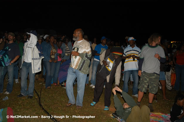 Venue and Audience - Smile Jamaica, Nine Miles, St Anns, Jamaica - Saturday, February 10, 2007 - The Smile Jamaica Concert, a symbolic homecoming in Bob Marley's birthplace of Nine Miles - Negril Travel Guide, Negril Jamaica WI - http://www.negriltravelguide.com - info@negriltravelguide.com...!