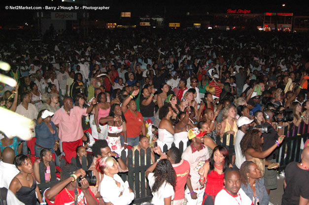 Beenie Man - Red Stripe Reggae Sumfest 2006 - Stormfront - The Blazing Dance Hall Night - Thursday, July 20, 2006 - Catherine Hall Venue - Montego Bay, Jamaica - Negril Travel Guide, Negril Jamaica WI - http://www.negriltravelguide.com - info@negriltravelguide.com...!